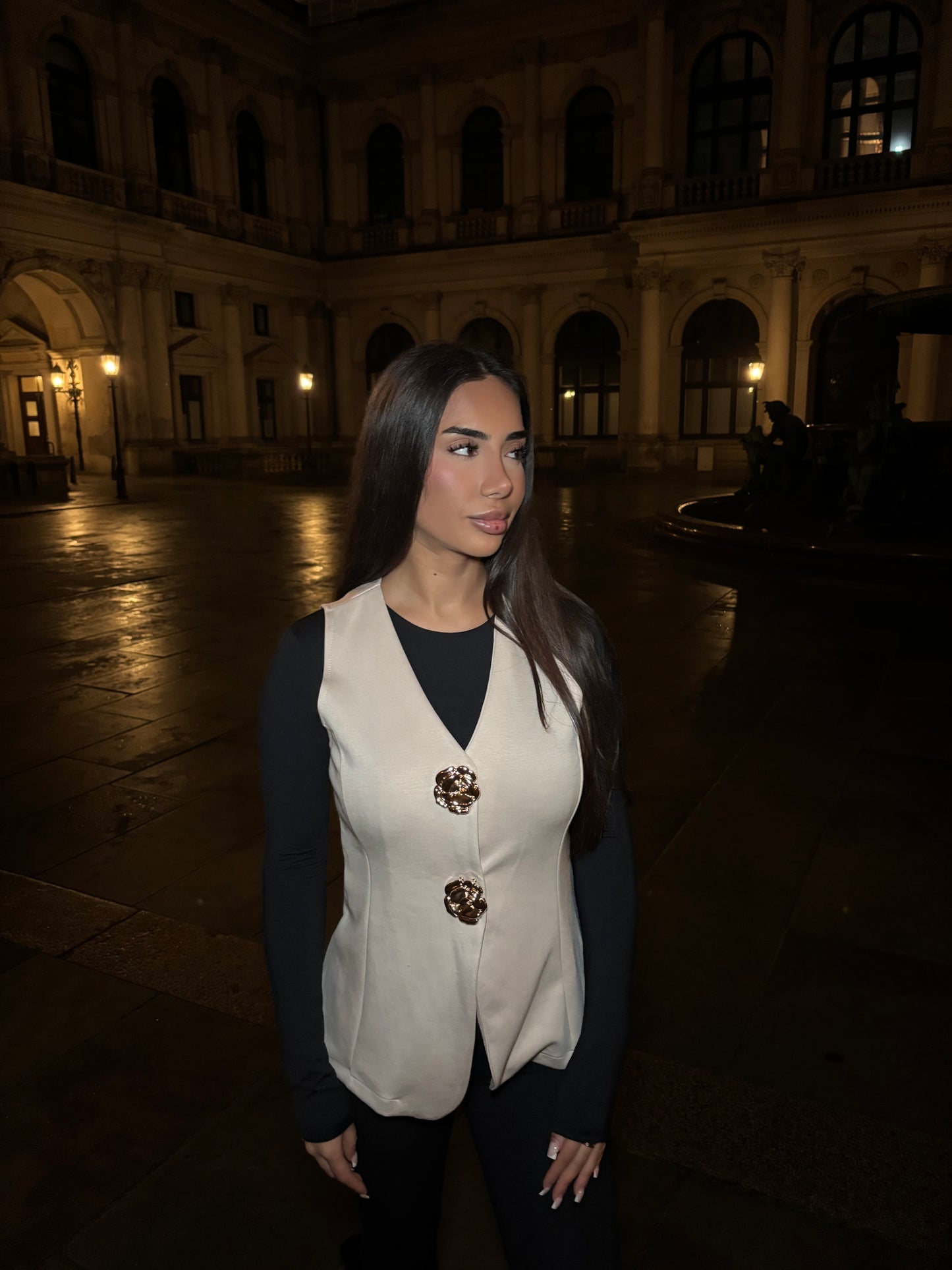 Weste mit goldenen Blumenknöpfen Beige