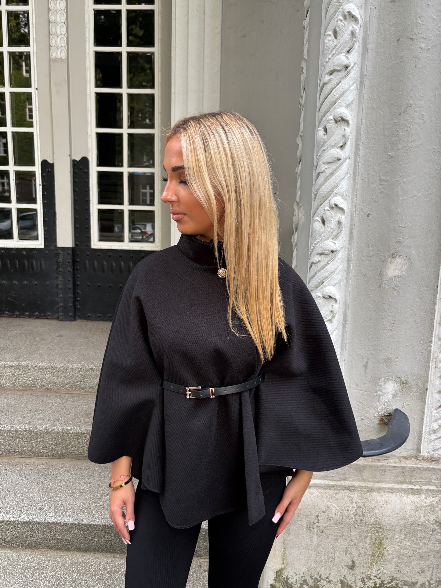 Cape mit hohem Kragen und Gürtel Schwarz