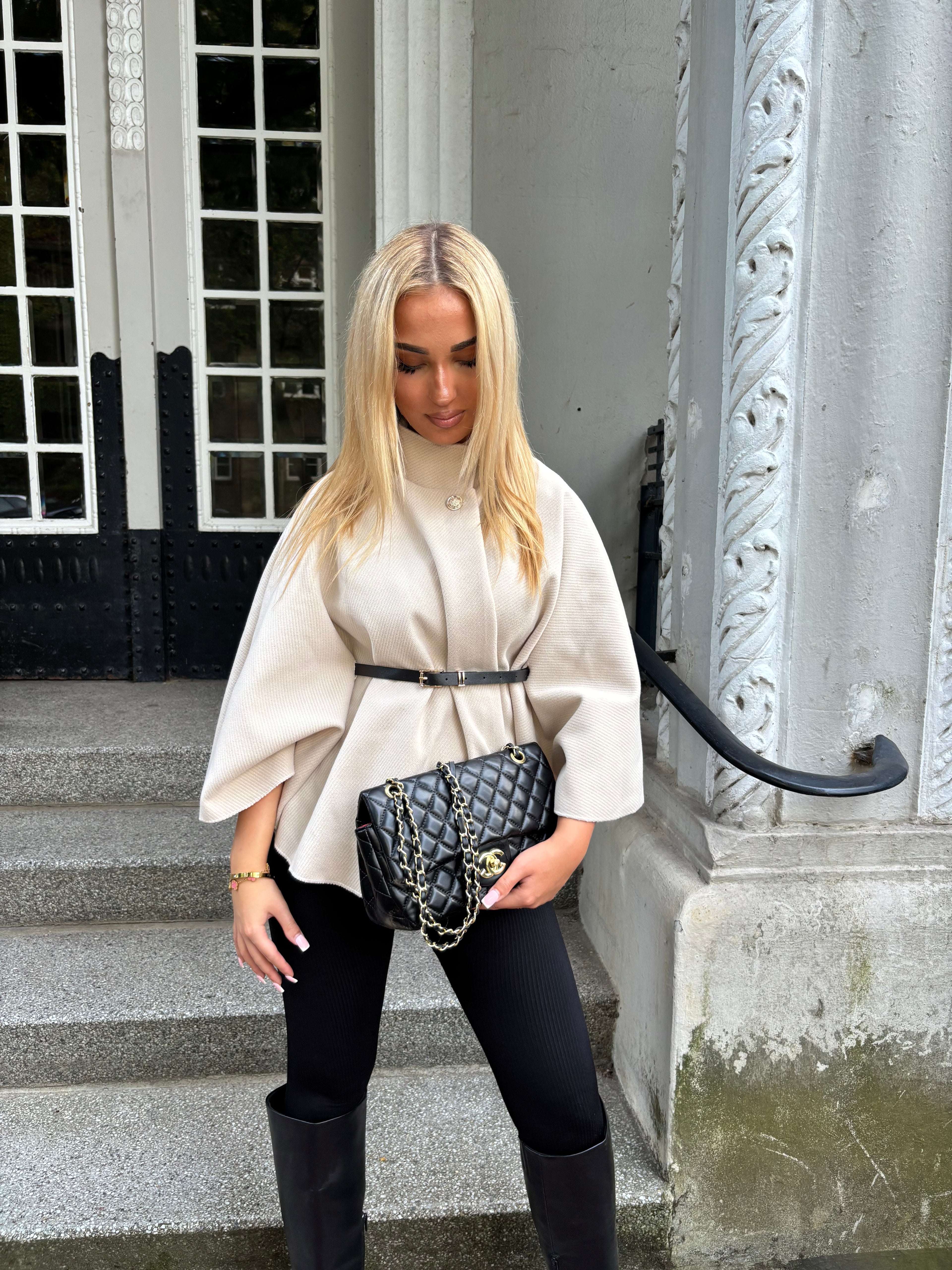 Cape mit hohem Kragen und Gürtel Beige