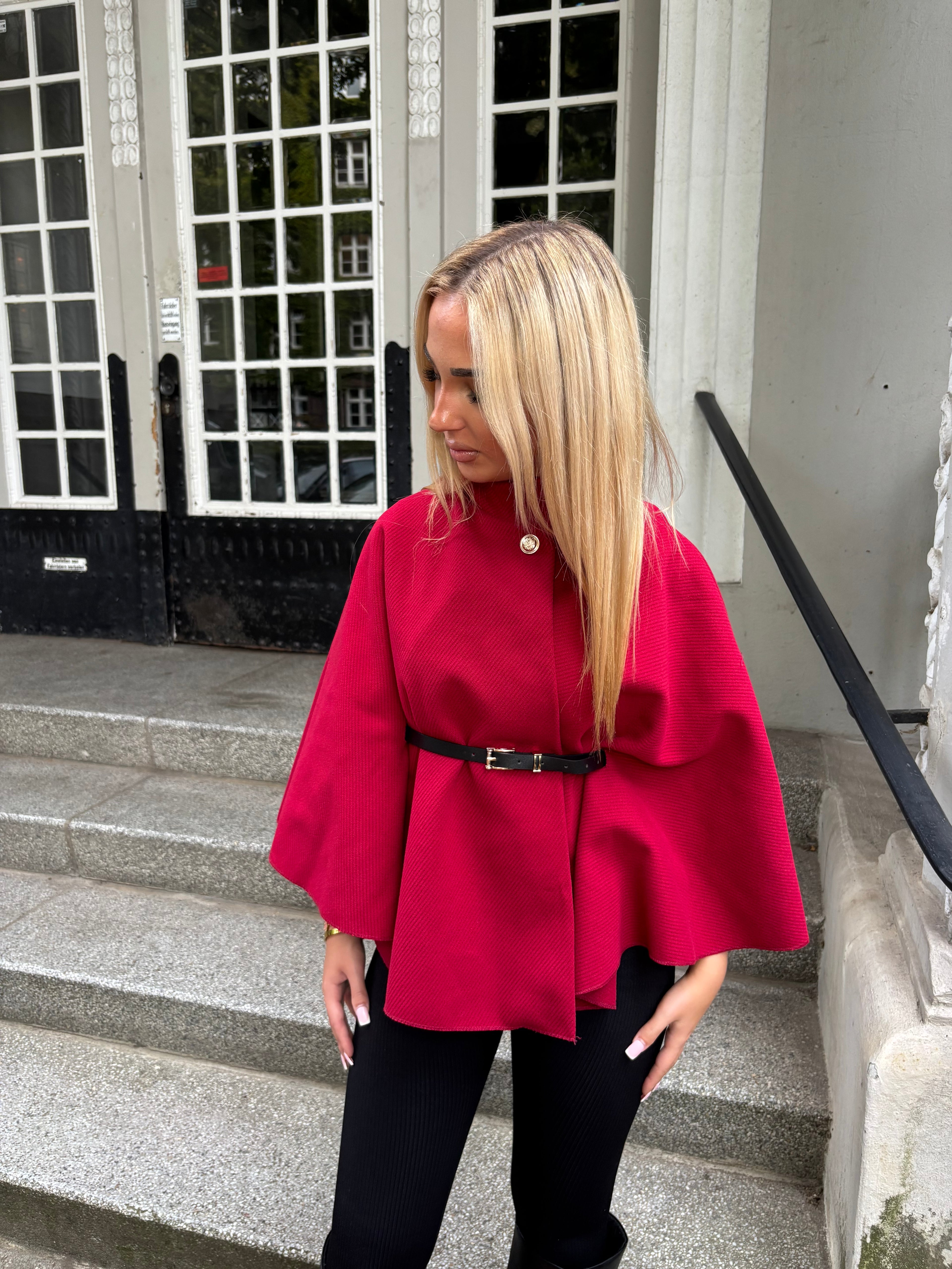 Cape mit hohem Kragen und Gürtel Rot