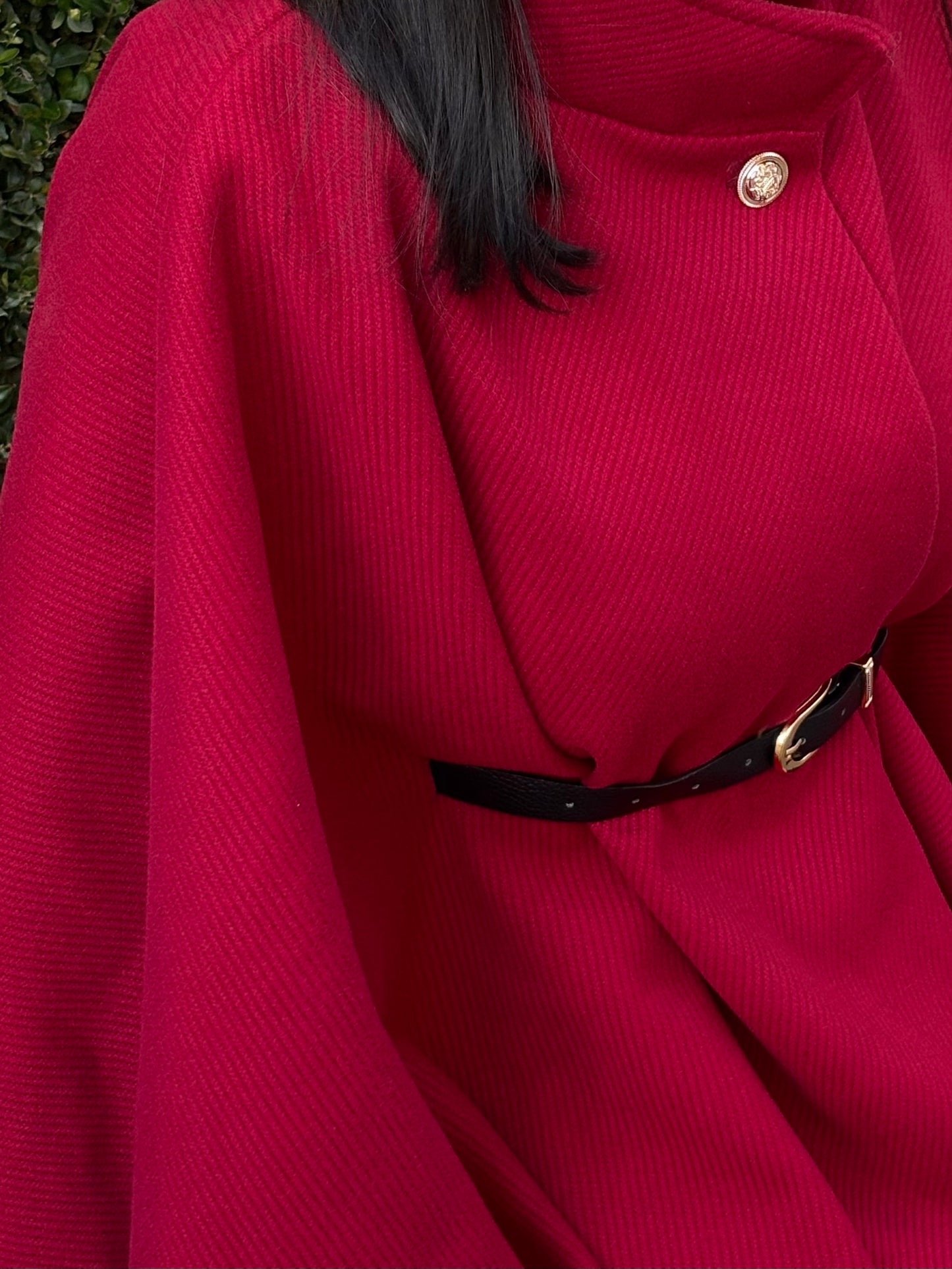 Cape mit hohem Kragen und Gürtel Rot
