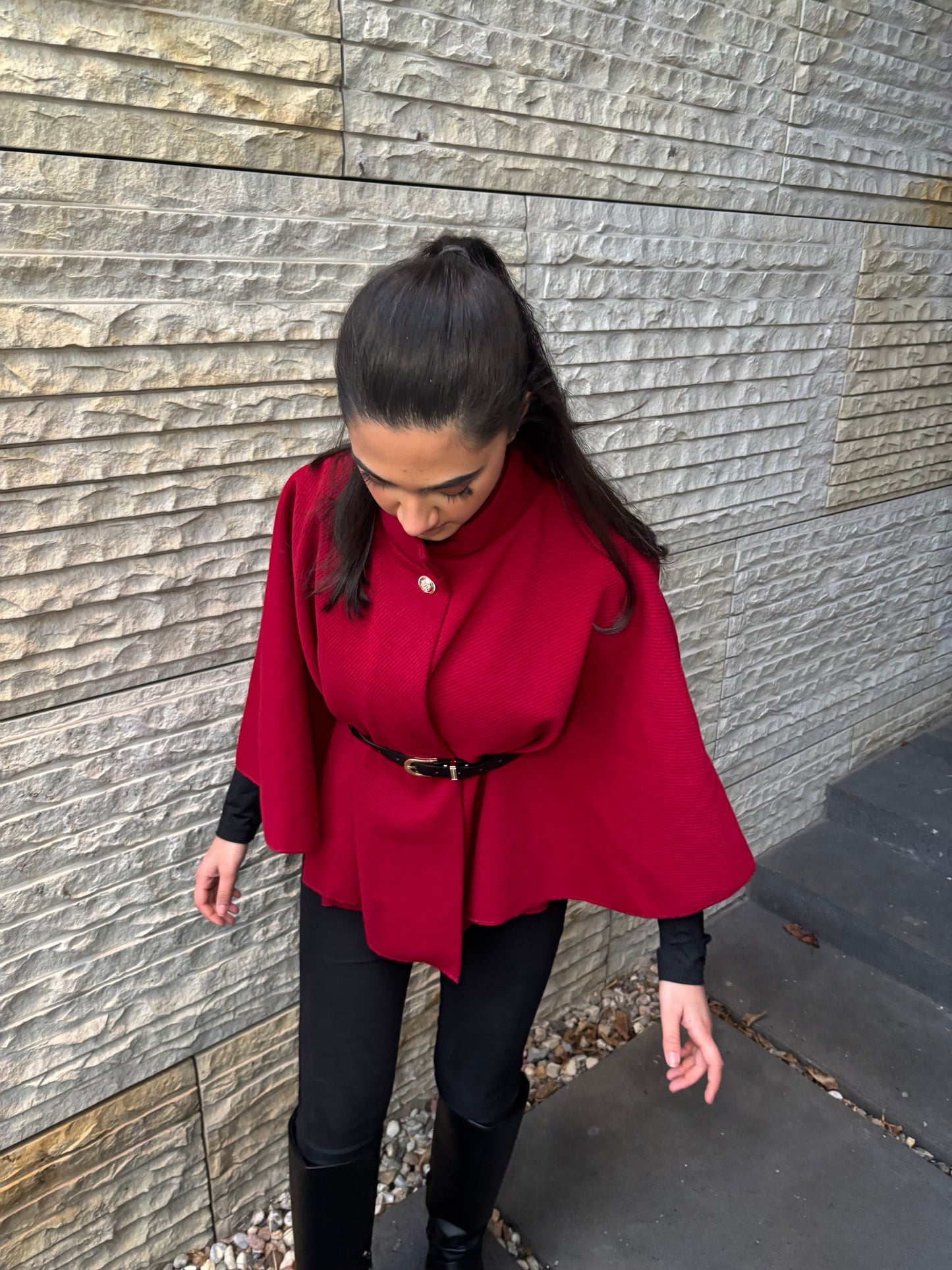 Cape mit hohem Kragen und Gürtel Rot